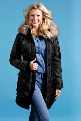 En trevlig parkas från Halens till ett riktigt superpris. För ynka 699 kr får du en mycket bra vinterjacka. Ytterplagget är vadderats med dragkedja och knappslå och tillverkat i vind- och vattenavvisande material. Huva med pälsimitationskant är avtagbar.